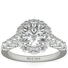 Anillo de compromiso con halo de diamantes en forma de corona real en platino